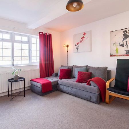 Stylish & Central 2 Bedroom Apartment - Fast Wifi Касл-Донингтон Экстерьер фото
